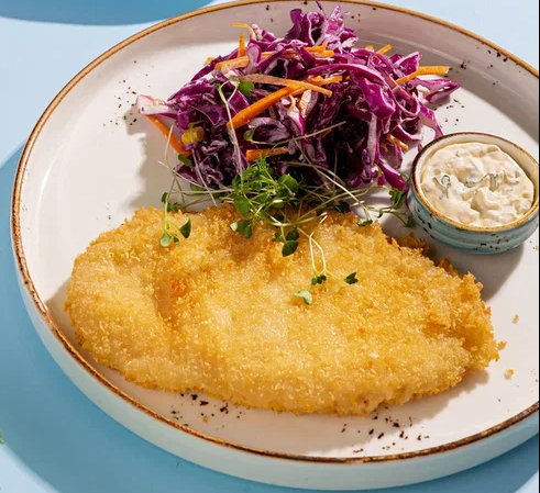 Шницель куриный с салатом коул-слоу