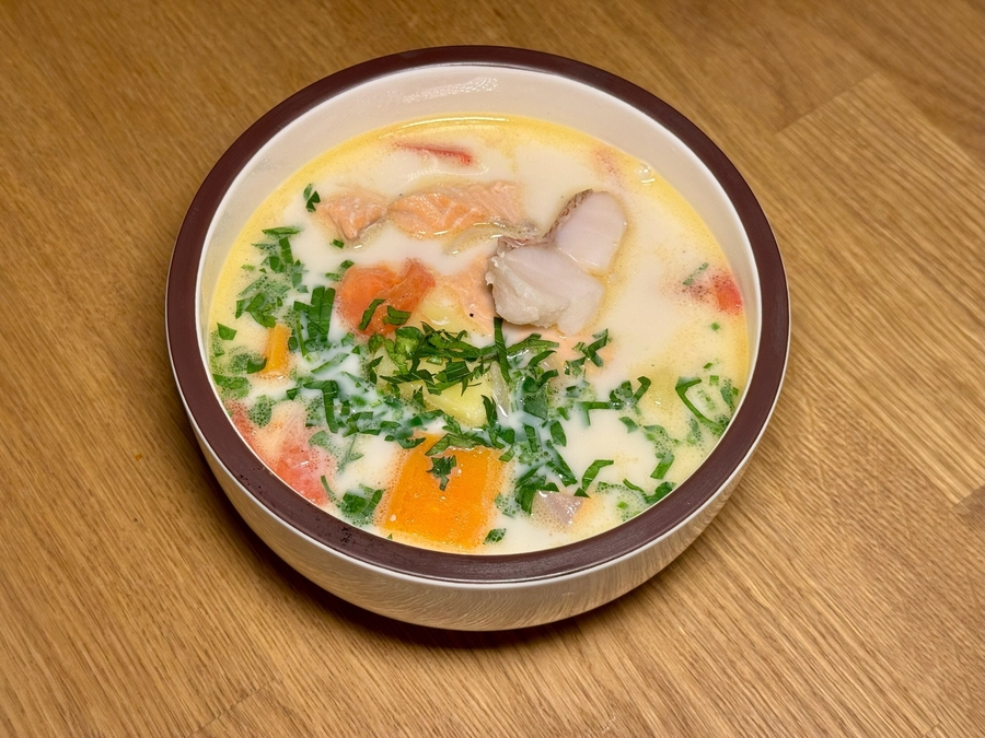 Уха с окунем и форелью