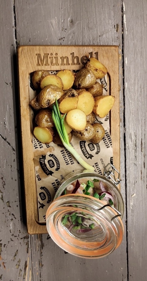 Закуска из маринованной скумбрии с тёплым картофелем