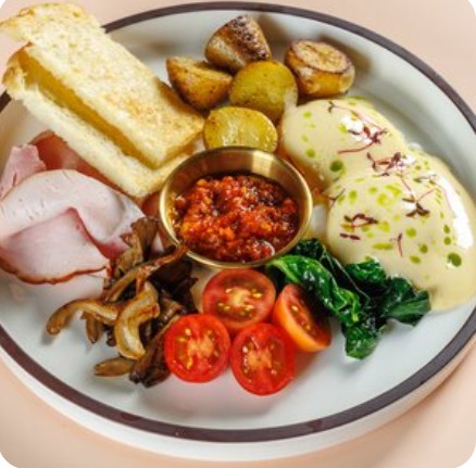 Нео завтрак с яйцом пашот, копченой индейкой и сезонными овощами