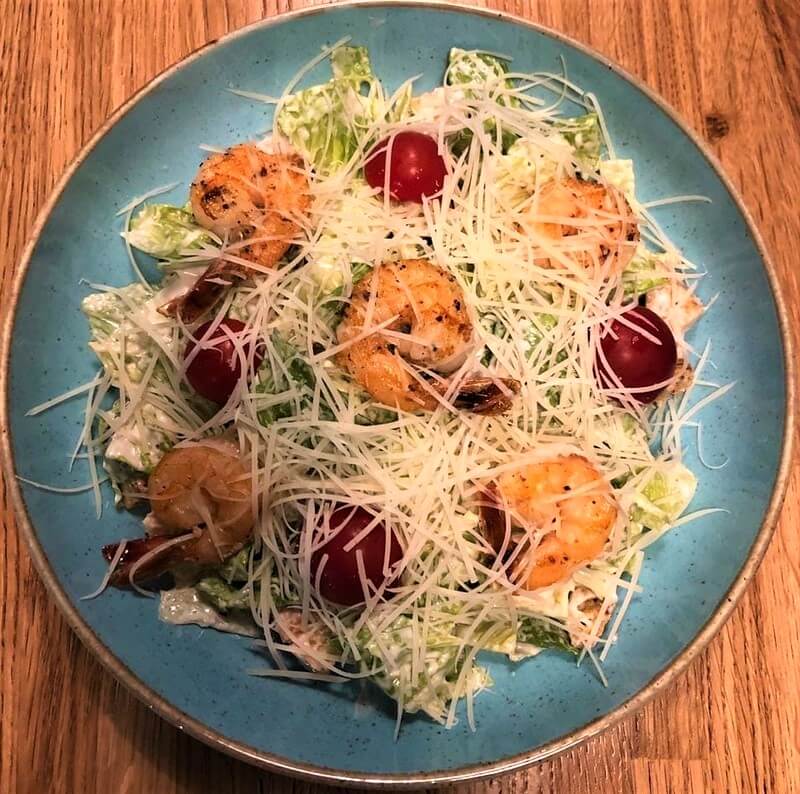 Салат Цезарь с креветками