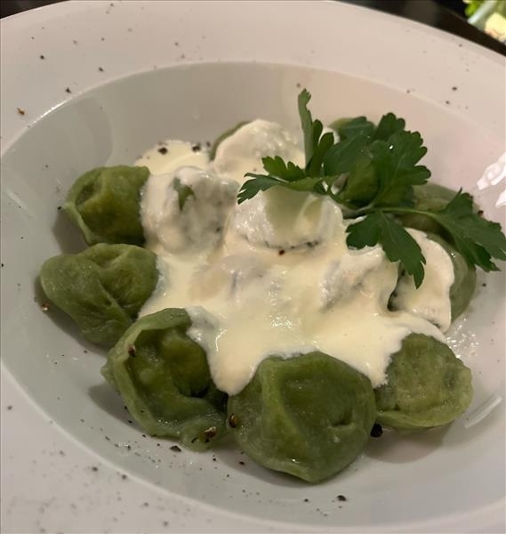 Пельмени с ягнятиной под муссом из пармезана