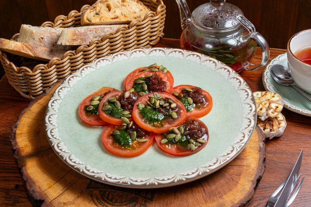 Салат из красных помидор с тыквенными семечками и ароматным маслом