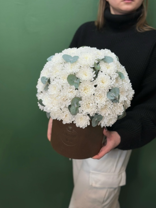 Коробка с хризантемой алтай и эвкалиптом