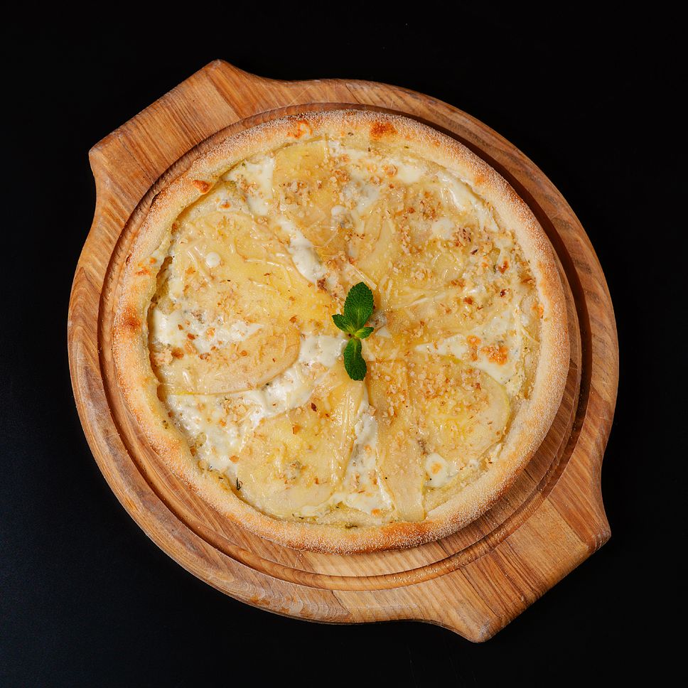 Пицца с грушей и сыром дор-блю