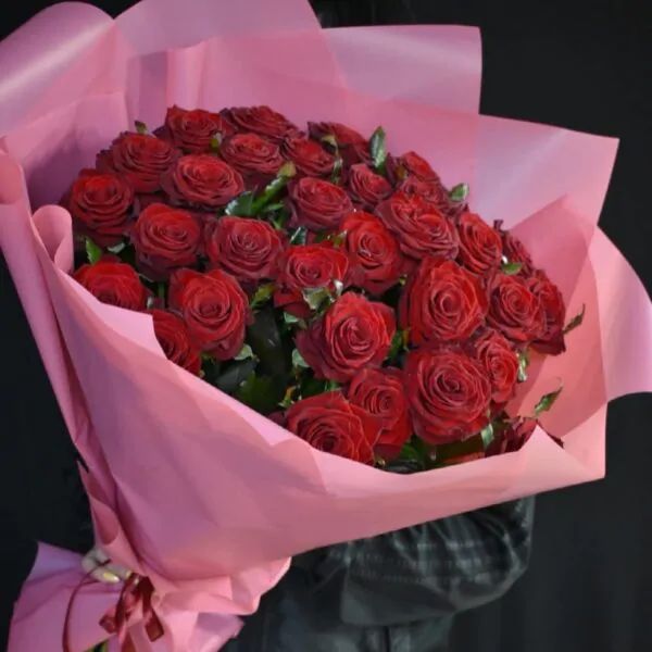 Букет из 31 рубиновой розы в нежно-розовой роскошной упаковке