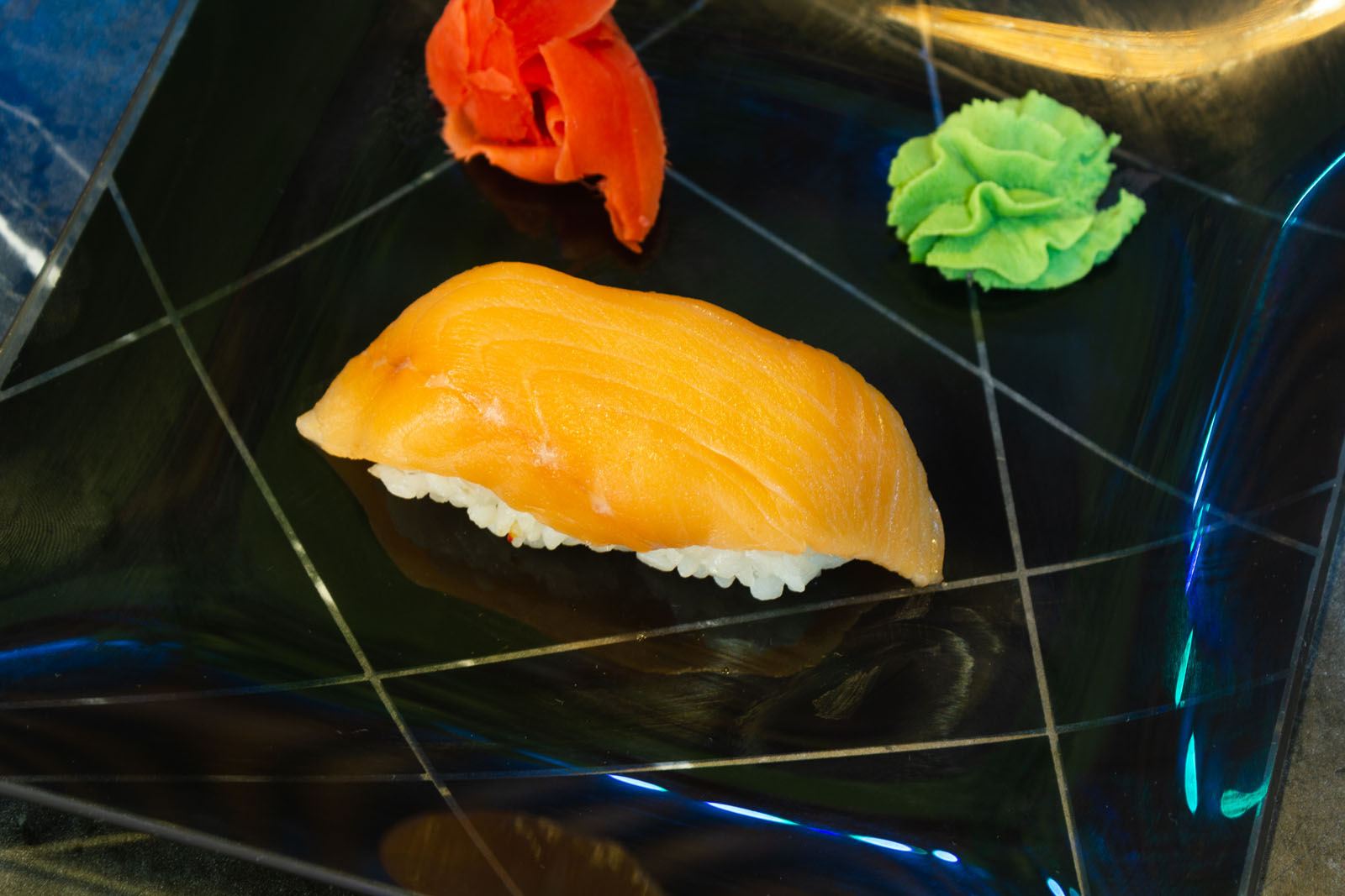 Суши с лососем