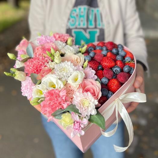 Сердце из цветов и ягод