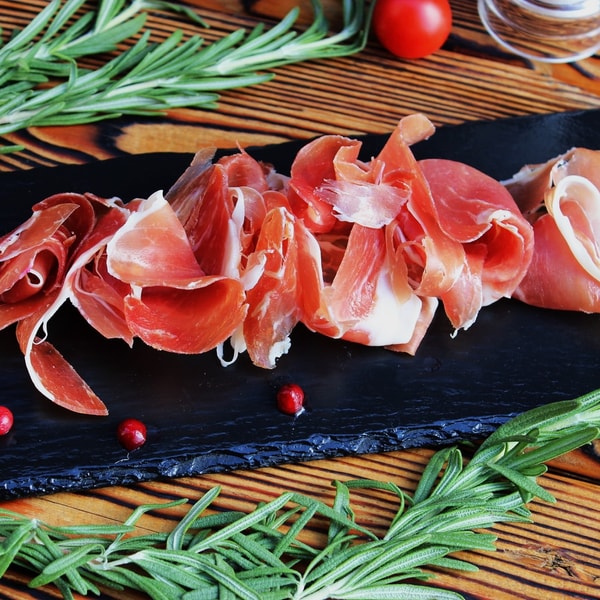 Окорок свиной сыровяленый