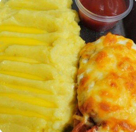 Картофельное пюре с филе куриным и помидоркой