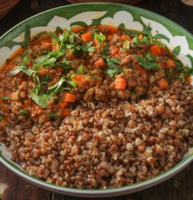 Гуляш с гречкой