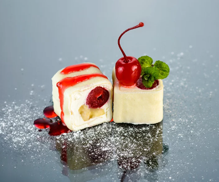Сладкий ролл с вишней, бананом и сыром