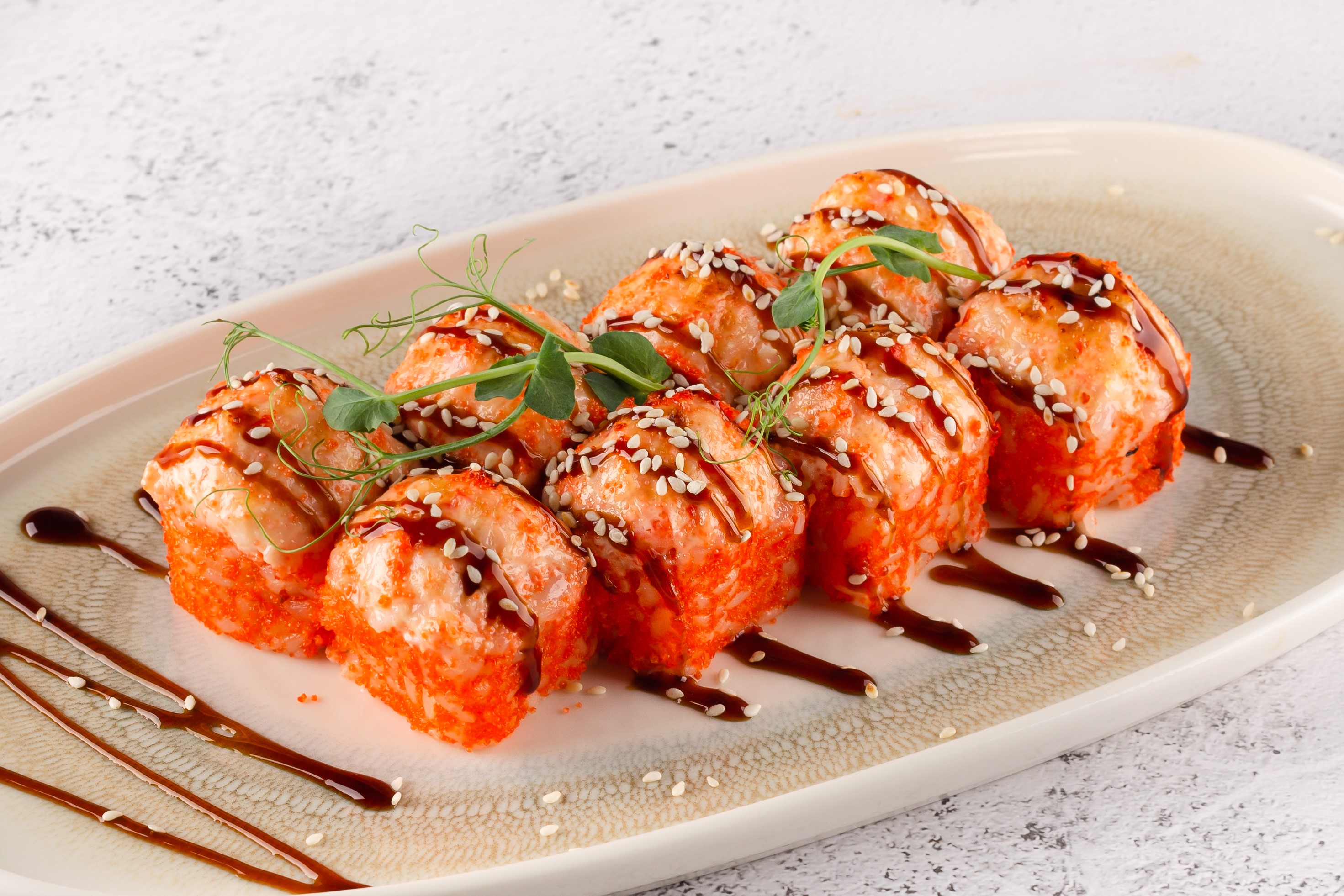 Запеченный ролл с крабом и лососем