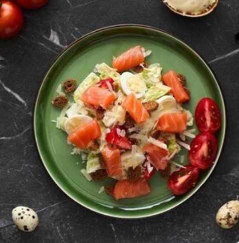 Салат Цезарь с лососем