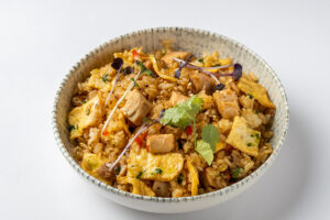 Жареный рис с курицей и овощами