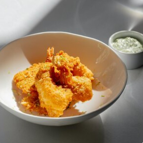 Хрустящие морепродукты с соусом Ремулад