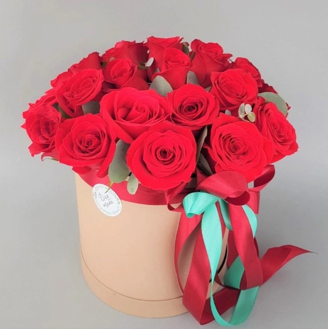 Композиция из 25 красных роз