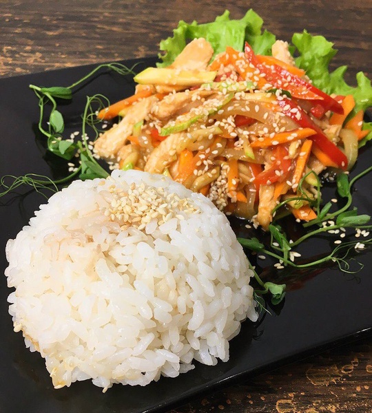 Курица с овощами и гарниром