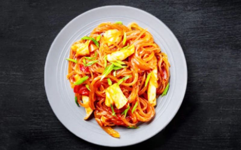 Фунчоза с курицей, овощами и кунжутом