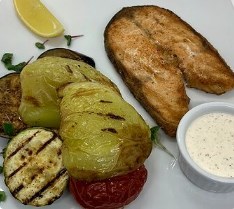 Стейк семги по-лигурийски с овощами
