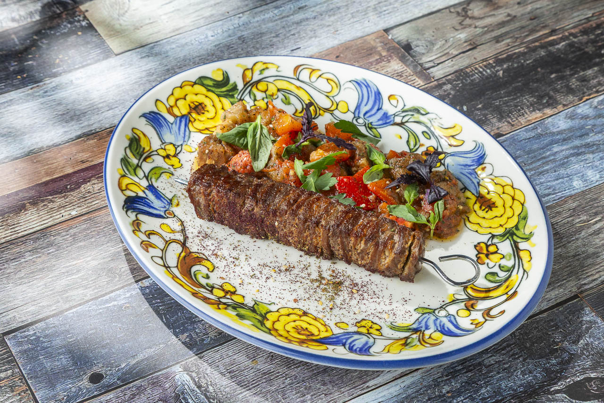 Мангал салат с кебабом из говядины