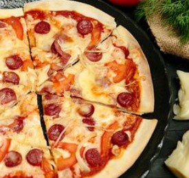Пицца с колбасками