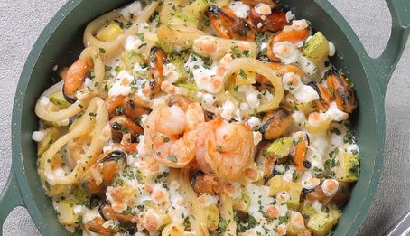 Мусака с морепродуктами в сливочном соусе