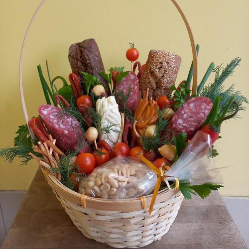 Мужской букет-корзина на 23 февраля