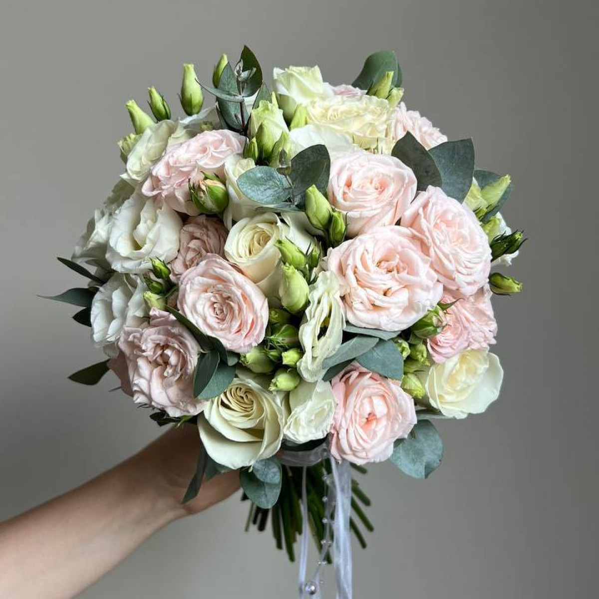 Букет невесты с розами ,эустомами и эвкалиптом (предзаказ)