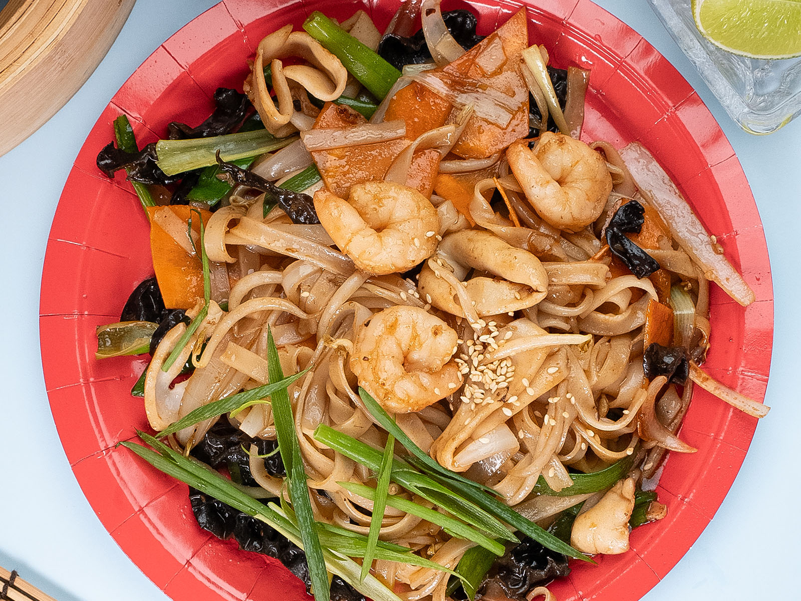 Лапша рисовая с морепродуктами и овощами