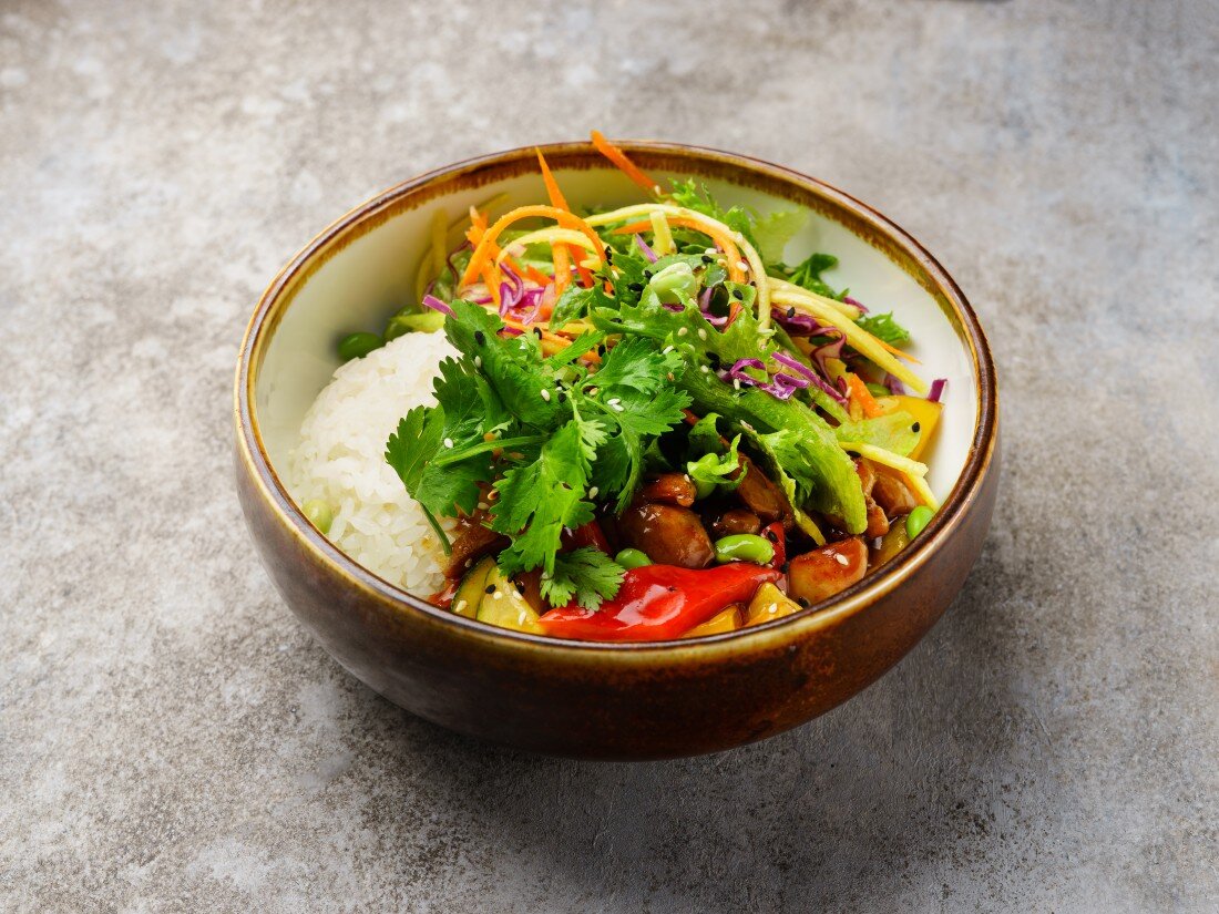 Теплый салат цыпленок терияки 375гр.