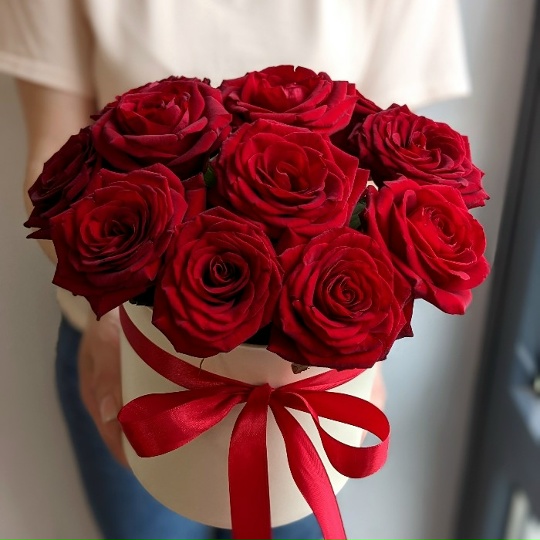 11 красных роз в коробке