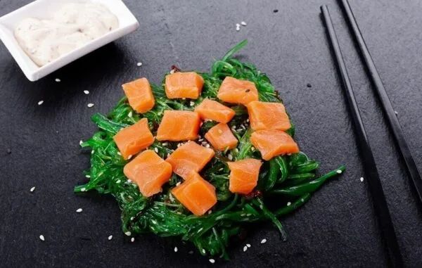 Салат чука с лососем