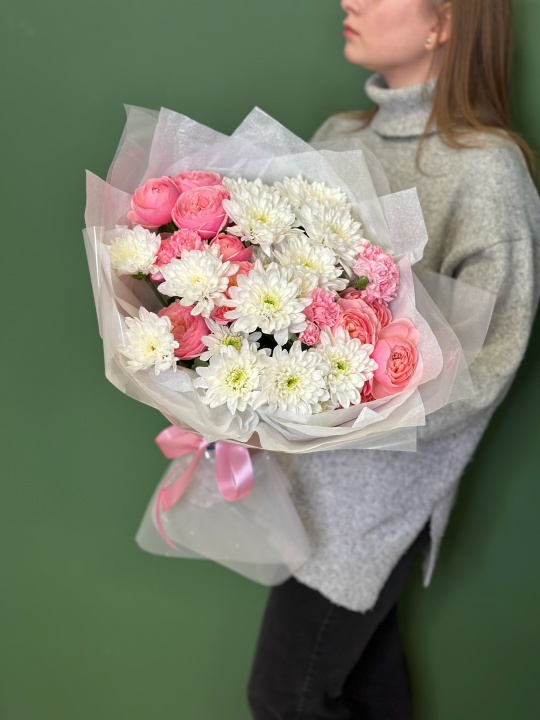 Букет с пушистой хризантемой,кустовыми розами и кустовыми гвоздиками