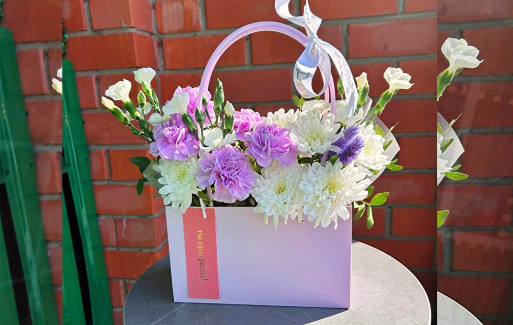 №3 Яркая сумочка с хризантемой и диантусами