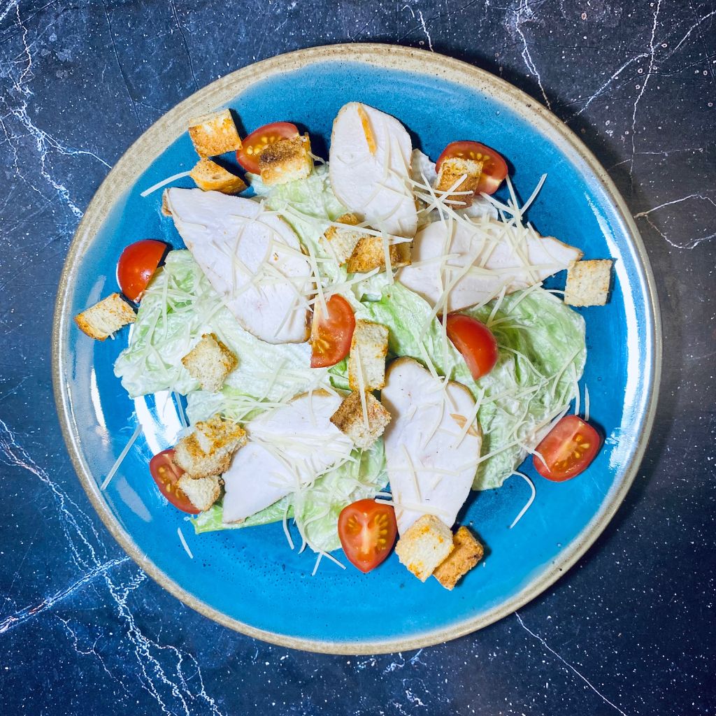 Салат Цезарь с курицей