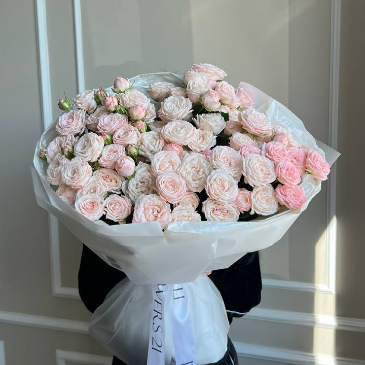 Моно букет из кустовых пионовидных роз (предзаказ)