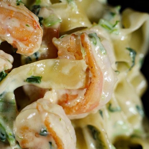 Фетучини с креветками и шпинатом