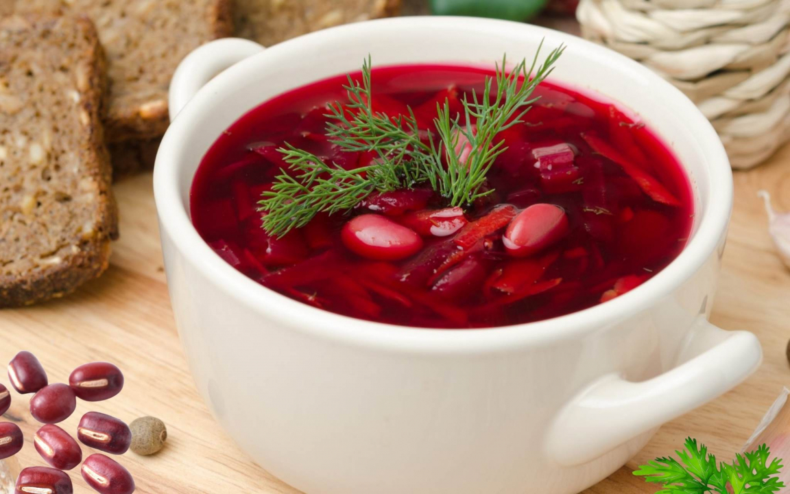 Борщ с фасолью, говядиной и сметаной