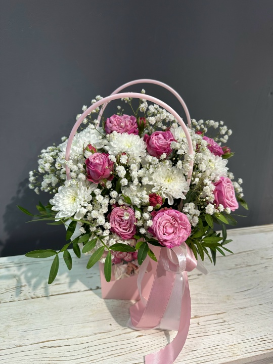 Красивая композиция с кустовой пионовидной розой