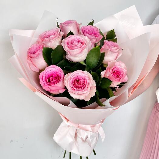 Букет роз «Нежность» из роз и рускуса