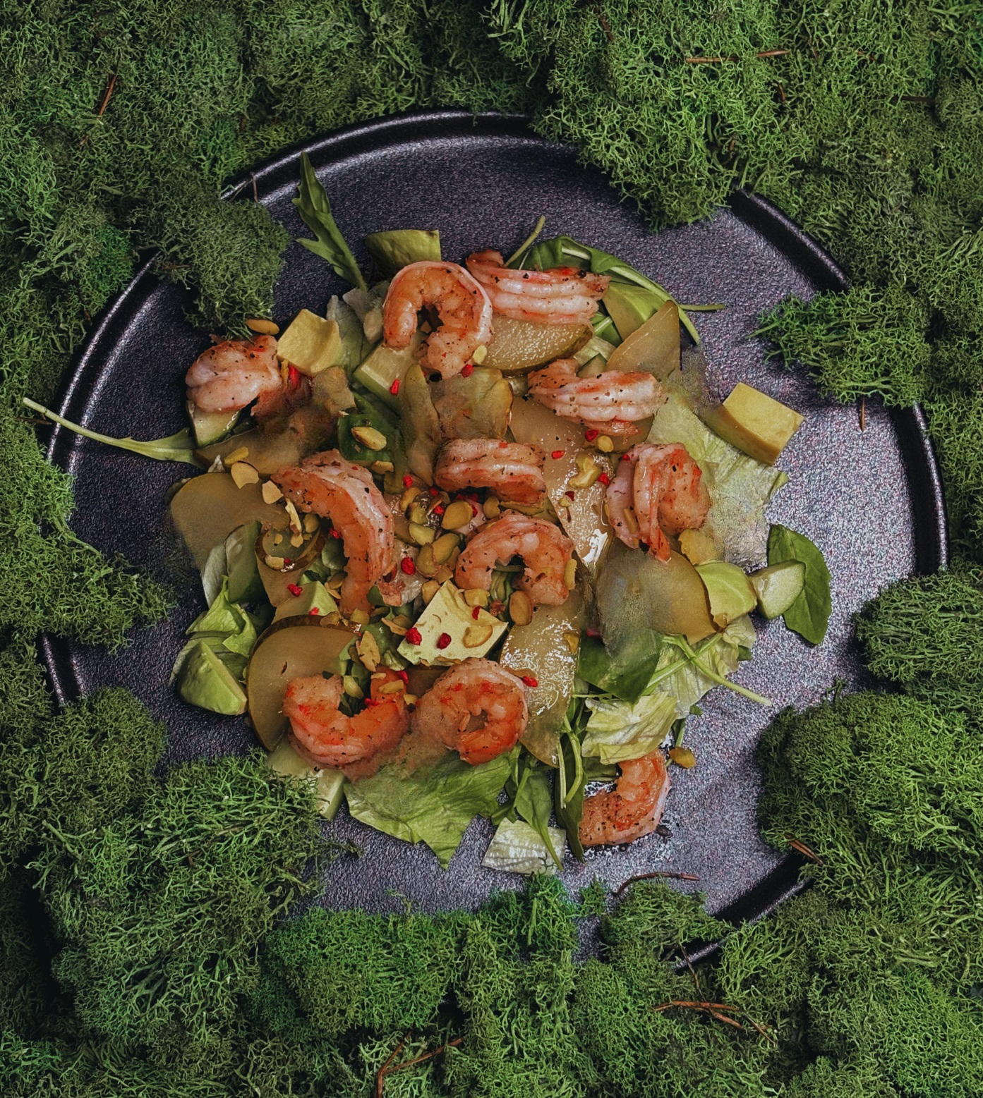 Салат с креветками и карамелизированной грушей