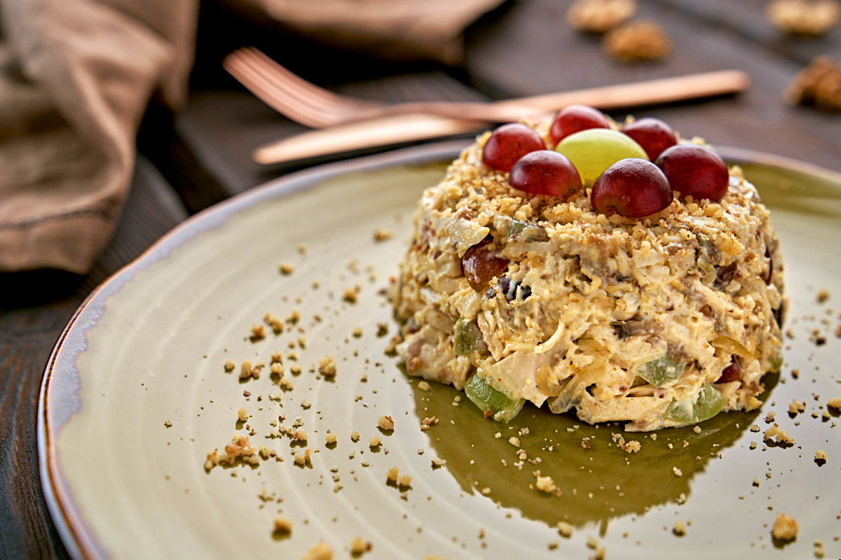 С курицей и грибам салат