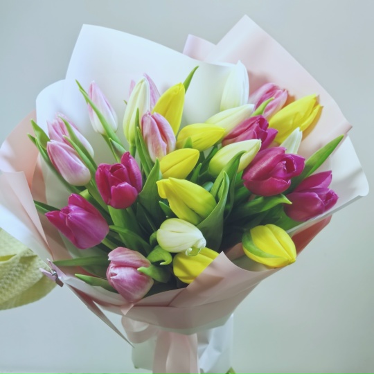 Букет 25 разноцветных тюльпанов