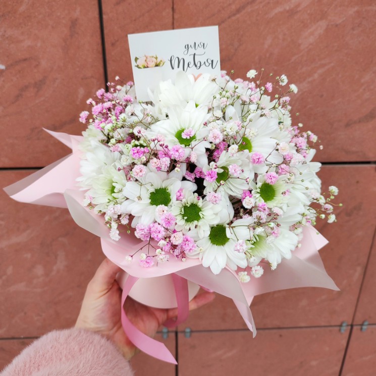 Коробочка с хризантемами и гипсофилой