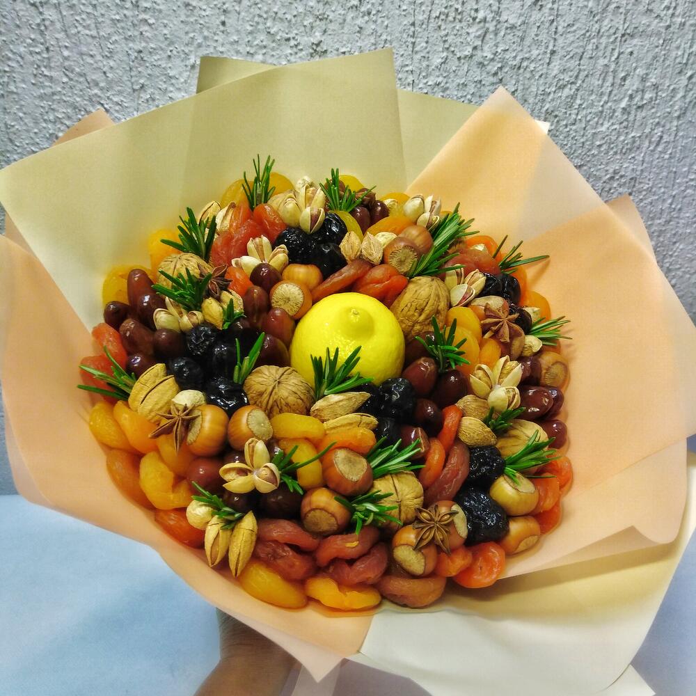 Букет из орехов и сухофруктов с лимоном и розмарином