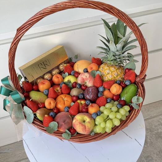 Фруктовая корзина клубника ананас