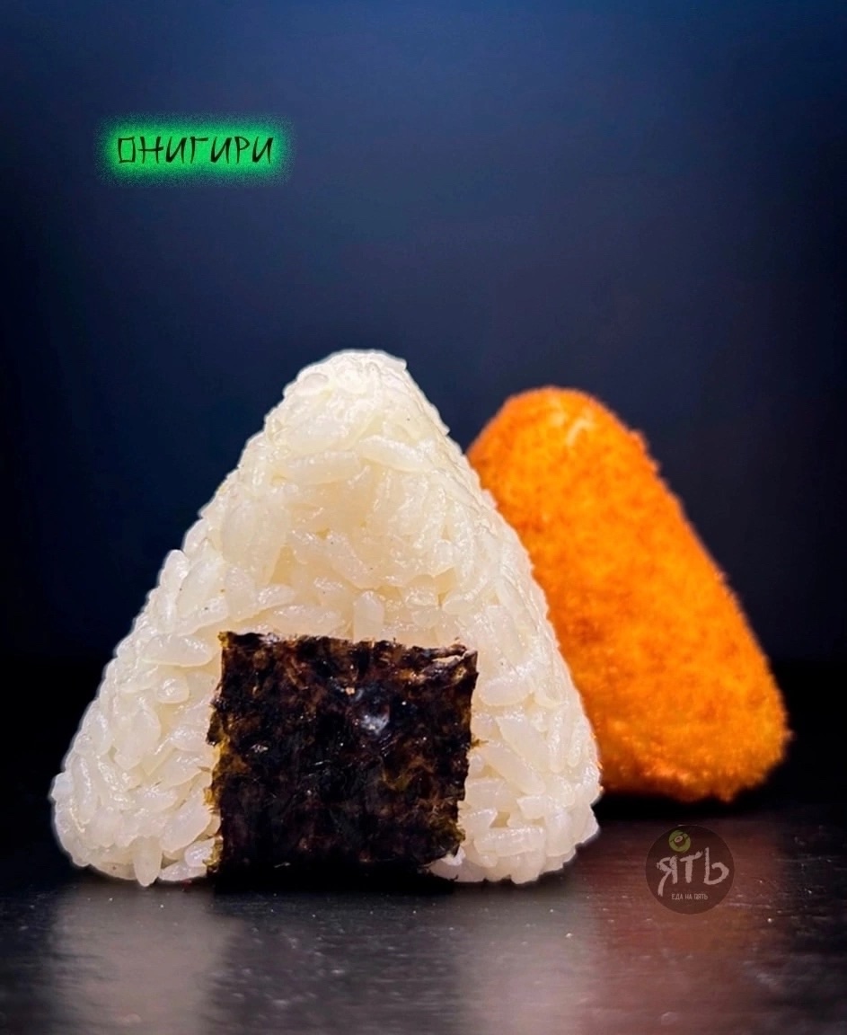 Онигири с лососем