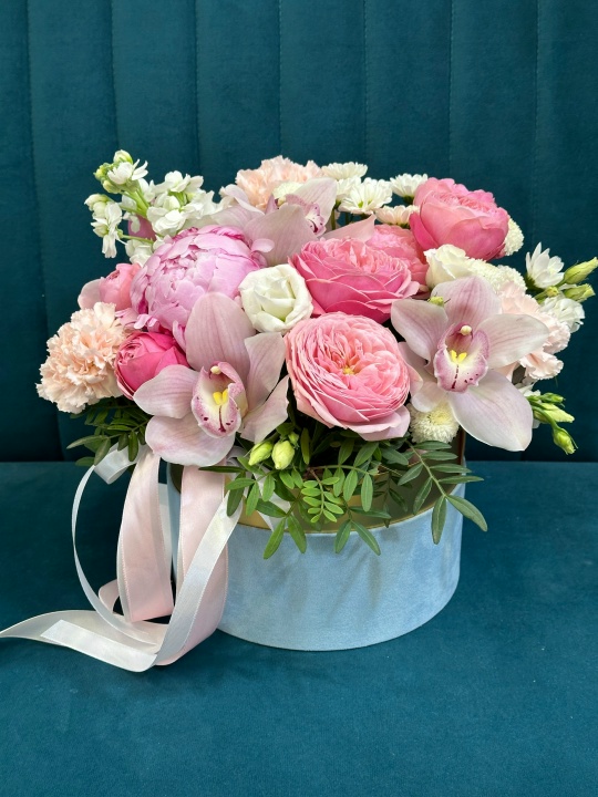 Шикарная бархатная коробочка с орхидеями и пионом