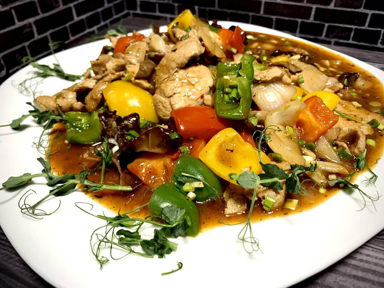 Тушеная свинина с овощами и грибами